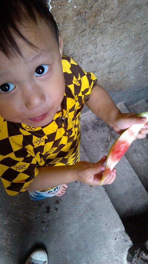 弟弟吃小瓜,弟弟的甜蜜小瓜时光