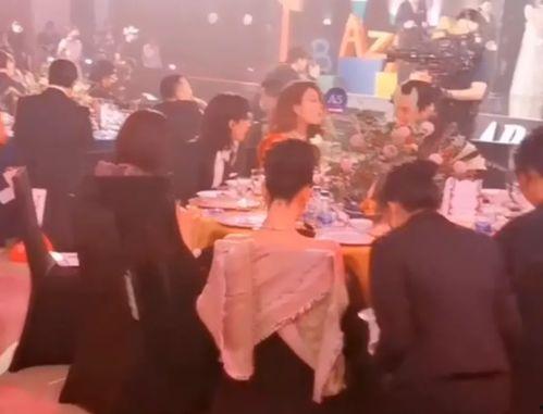 芭莎慈善晚会吃瓜,明星云集，吃瓜群众围观慈善盛宴