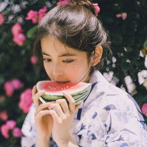 吃瓜吃草少女图片,少女的悠闲田园生活剪影